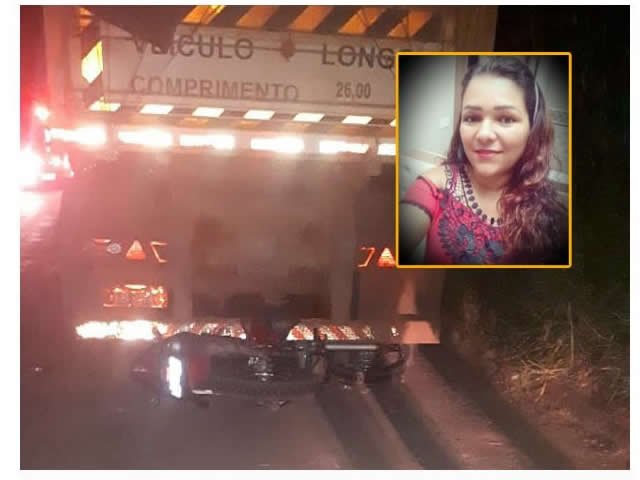Mulher falece após atingir traseira de carreta. (Fotos)