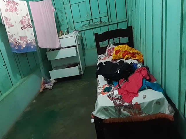 Ladrões na zona rural de Colíder arrombam casa e furtam dinheiro, perfumes e roupas de sitiante. (Fotos)