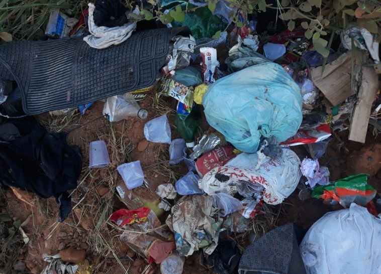 Moradores da Comunidade Santa Fé denunciam descarte de LIXOS na beira da estrada. (Video)