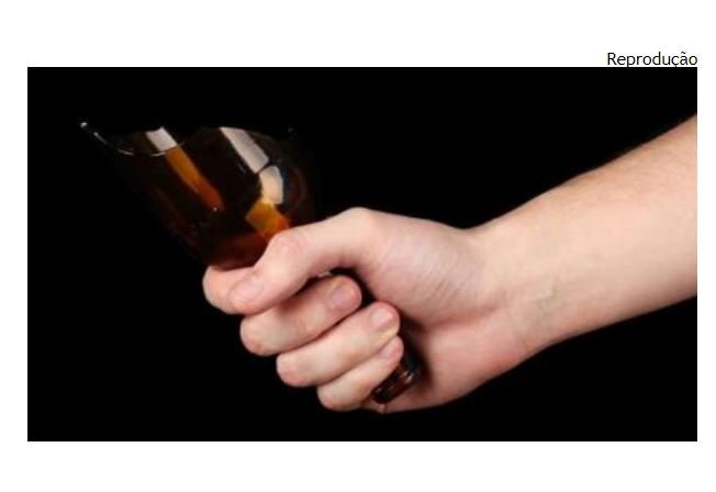 Mulher dá golpes de garrafa no pescoço e braço do ex-marido