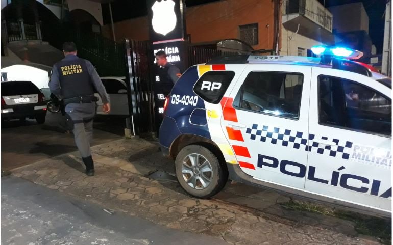 Polícia Militar de Colíder prende homem por Trafico de Drogas e um simulacro de pistola. (Vídeo)