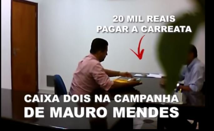 Deputado Valtenir pegando maços de dinheiro de Mauro Carvalho. (Video)