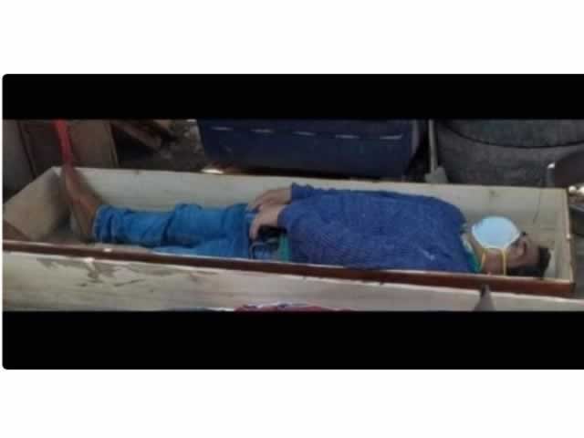 Prefeito finge estar morto em caixão para evitar ser preso após violar quarentena com amigos