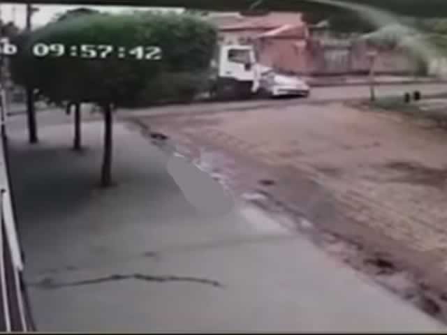Motorista de Corolla morre em choque com caminhão (Vídeo)