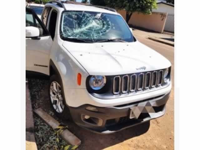 Enfurecido, genro destrói carro da sogra com pedaço de madeira.