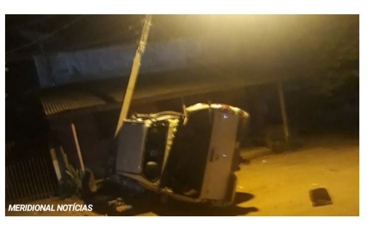 Motorista tenta fugir da esposa, bate em poste e capota caminhonete