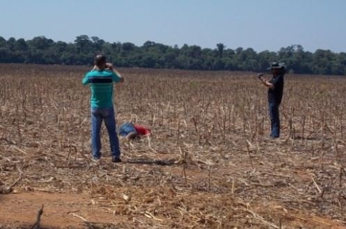 Homem é sequestrado e corpo encontrado com marcas de tiros e facadas em lavoura
