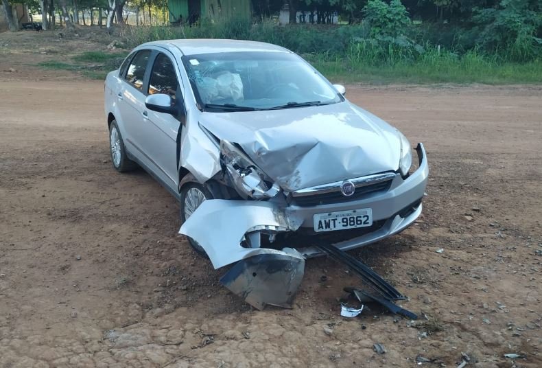 Condutor em Colíder tenta desviar de cachorro e acaba com frente do veiculo. (Fotos)