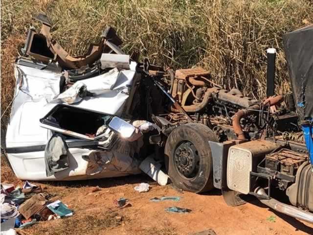Mulher fica ferida após cabine de carreta ficar destruída em acidente na MT-320. (Video)
