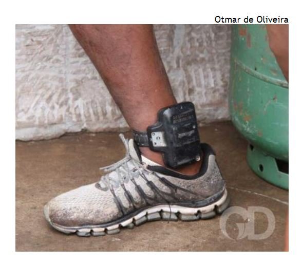 Bandido com tornozeleira desligada bate em viatura da PM