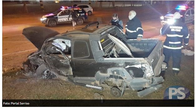 Homem é socorrido pelos bombeiros após perder o controle da direção na BR-163