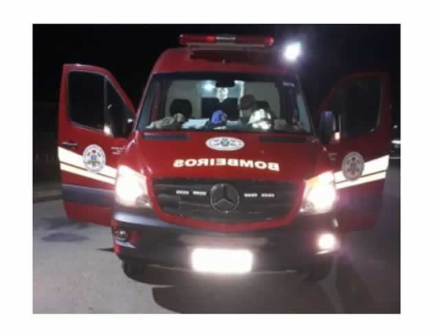 Mulher capota carro e por pouco não acontece uma tragédia