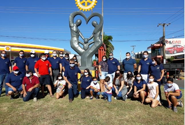 Membros do Rotary de Colíder inauguram a Estatua da Família. (Video)