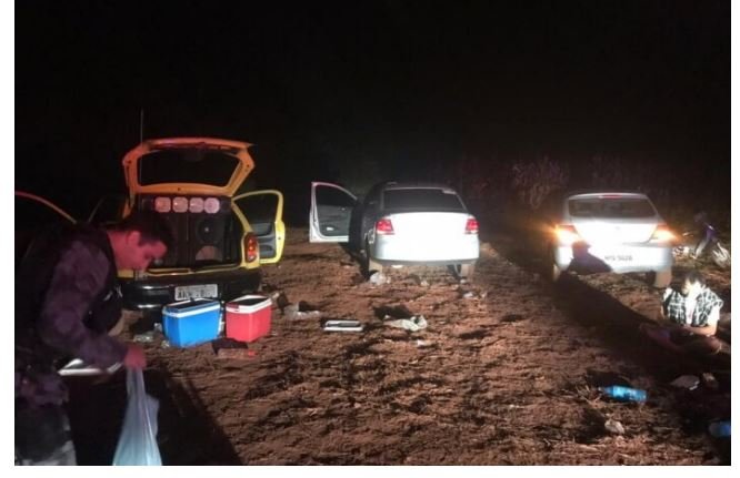 Festa com mais de 100 pessoas aglomeradas em milharal de fazenda é fechada pela PM. (Fotos)
