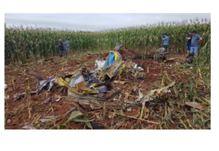 Avião cai numa lavoura de milho em MT; pilotos morrem. (Fotos)