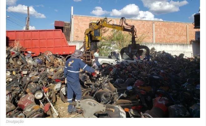 Polícia Civil e Detran realizam a prensa de mais de 425 motocicletas apreendidas em MT
