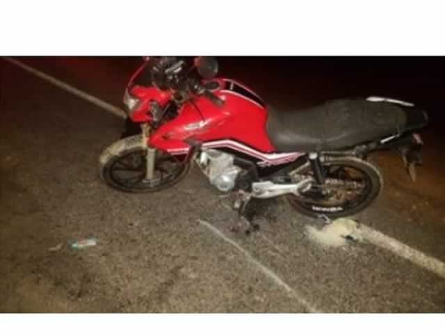Casal é atropelado por moto em rodovia e marido morre.