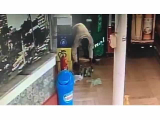 Câmeras flagram ladrão roubando Heinekens em restaurante. (Vídeo)