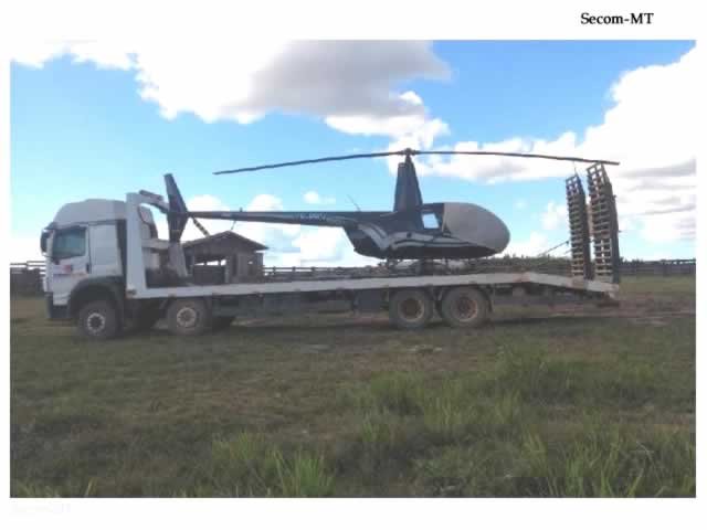 Helicóptero utilizado para desmatamento ilegal da Amazônia é levado para hangar em Sorriso