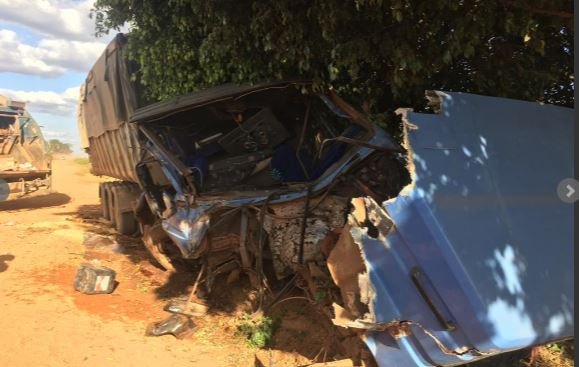 Motorista sai ileso de grave acidente entre caminhões em Lucas do Rio Verde. (vídeo)