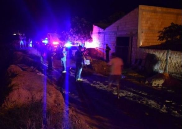 Encapuzados arrombam casa e matam pai e filho a tiros em Peixoto