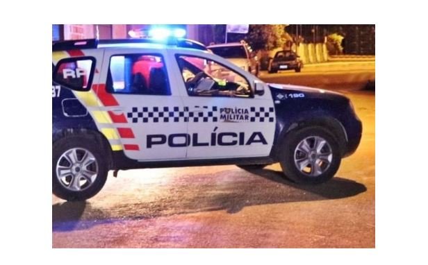 Jovem é alvejado com três disparos de arma de fogo após ser chamado no portão de casa em Nova Mutum