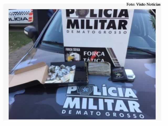 Força Tática prende rapaz com quase 1kg de maconha, vídeo