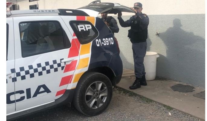 Homem é preso suspeito de se masturbar na frente de vizinha