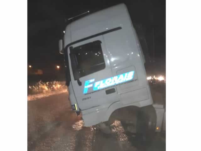 Acidente envolvendo carreta, carro de passeio, e moto deixa dois mortos, e quatro hospitalizados em Matupá. (Fotos)