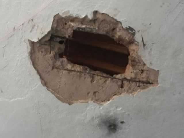 Detentos abrem buraco no muro de cadeia: 9 conseguem fogir e 12 são impedidos pela PM