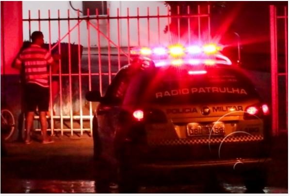 Homem esfaqueia esposa e vizinha e depois se mata com facada no pescoço