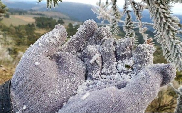 Palmas no Paraná registra o primeiro indicio de neve. (Video)