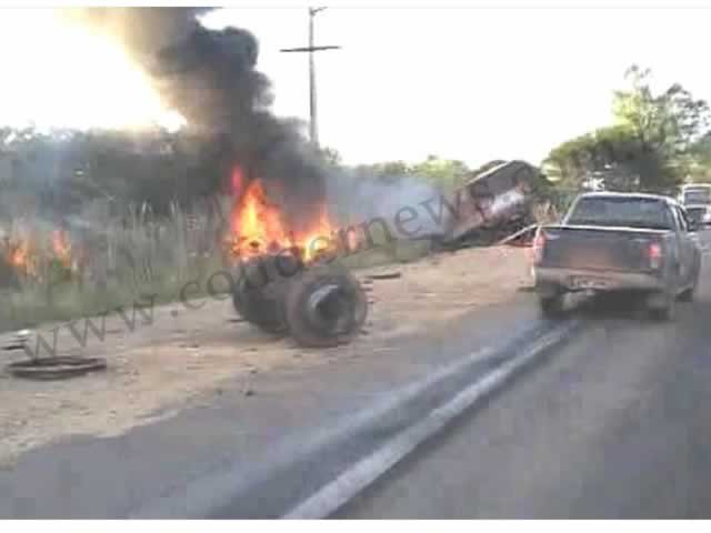 Carreta pega fogo após acidente envolvendo três veículos na BR 163 em Peixoto. (Vídeo)