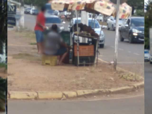 Vendedores ambulantes no centro de Colíder trabalhando sem higiene nenhuma. (Fotos)