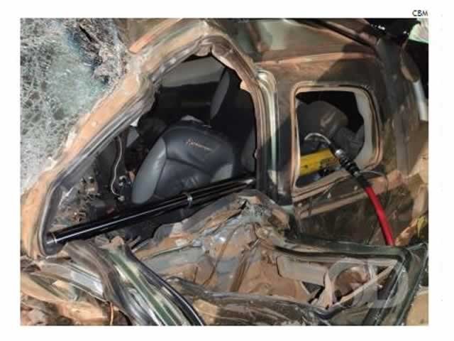 Três pessoas morrem em batida entre carreta e carro de passeio em MT. (Fotos)