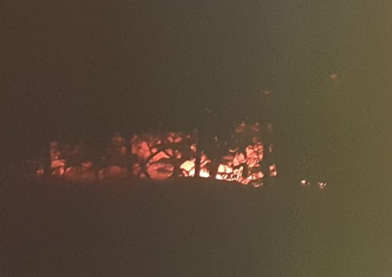 Bombeiros de Colíder tentam apagar incêndio em Loteamento Clandestino. (Vídeo)