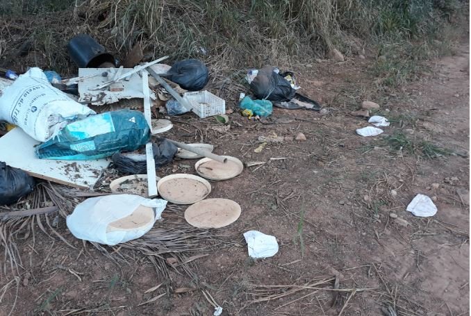 Moradores da Comunidade Monte Carmelo em Colíder denunciam lixos jogados na beira da estrada. (Vídeo)