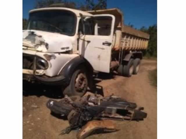 Jovem morre em batida entre moto e caminhão