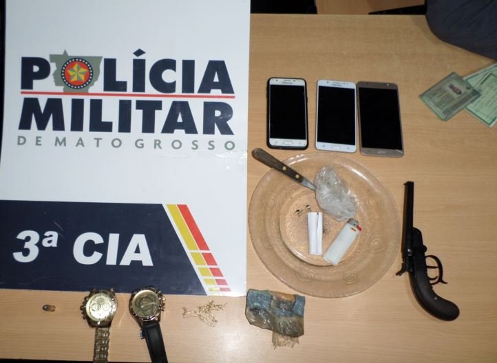 Parceria da PM com a PJC de Colíder culmina com quatro detidos com arma e drogas. (Vídeo)