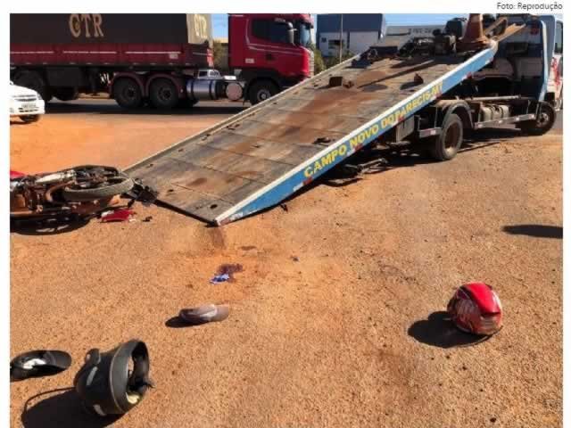 Acidente entre motocicleta e micro-ônibus deixa um morto e outro ferido