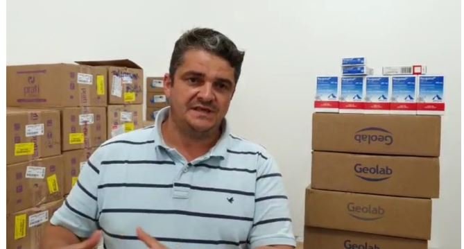 Professora desmente prefeito de Guarantã e afirma que munícipes estão tendo que comprar remédios para COVID-19.