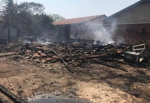Rapaz é preso após incendiar casa da própria mãe