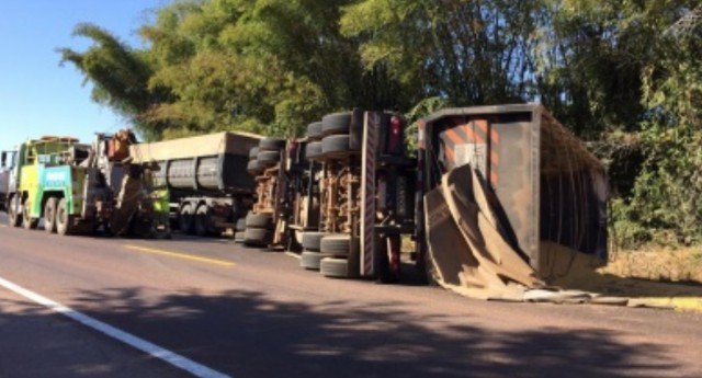 Sinop: Pino de vagão de carreta quebra e tomba na BR163 (Fotos)
