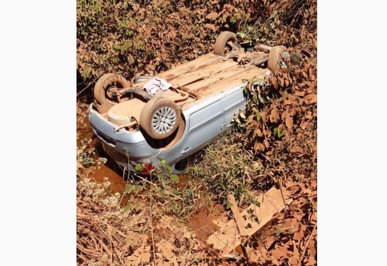 Homem perde controle do carro e tomba próximo ao cemitério. (Fotos)