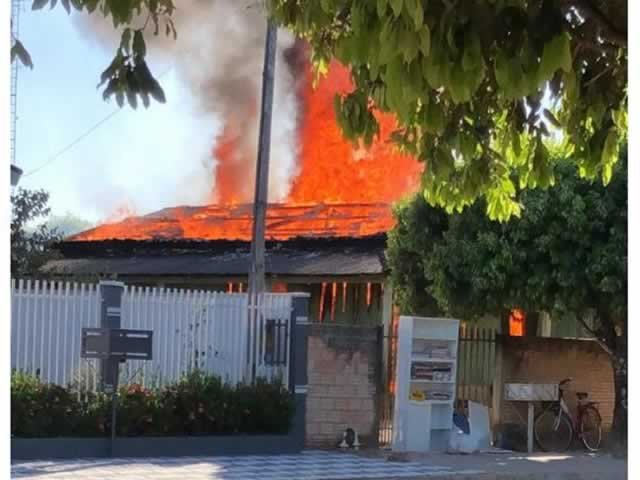 URGENTE: Casa de idosa em Canaã fica destruída por chamas após seu filho colocar fogo.(Vídeo)