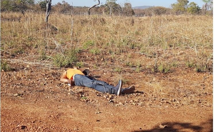 Homem é encontrado morto com tiro na cabeça e com mãos amarradas próximo de matagal