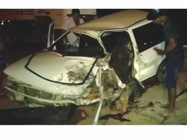 Uno bate violentamente em carreta na BR-163, zona urbana de Guarantã do Norte. (Fotos)