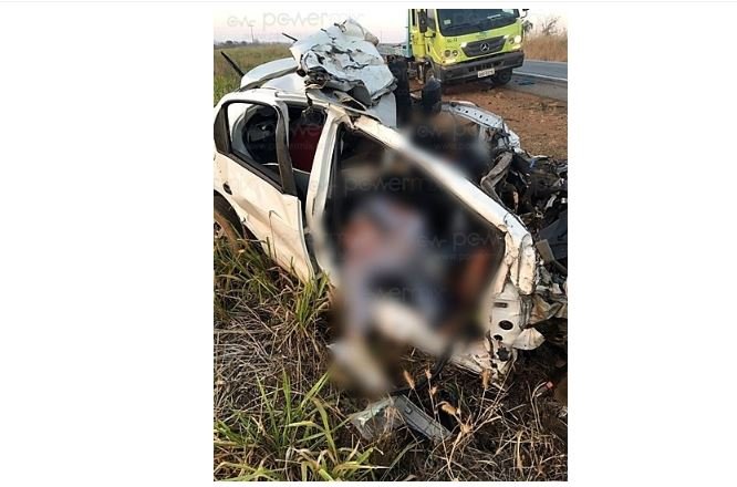 Três pessoas morrem em grave acidente entre carro e caminhão na BR-163. (Fotos)