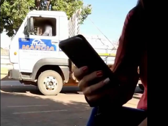 Motorista de caminhão de empresa em Colíder trafega tranquilamente pela contramão de direção. (Vídeo)