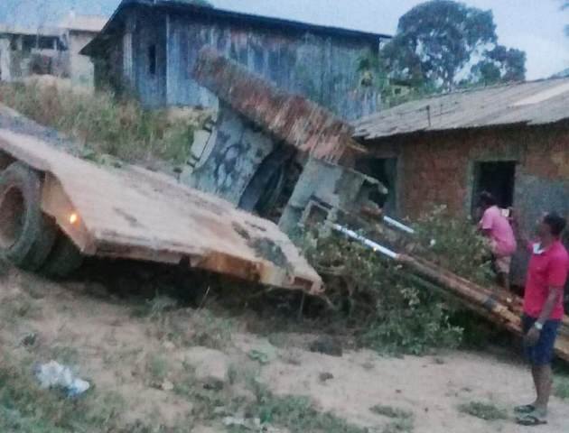 Maquina PC em Colíder cai em cima de residência. (Fotos)